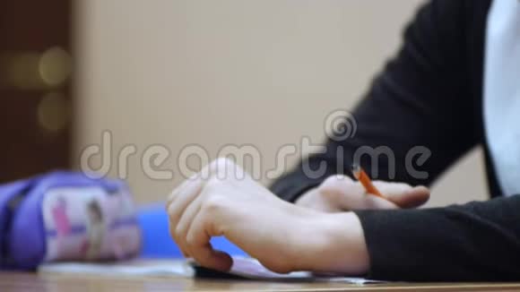 女学生在课堂上学习双手特写剪辑手拿铅笔的女孩特写视频的预览图