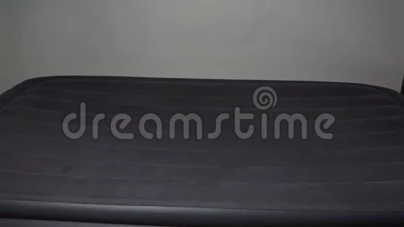 疲惫的男人摔倒在充气床垫上视频的预览图