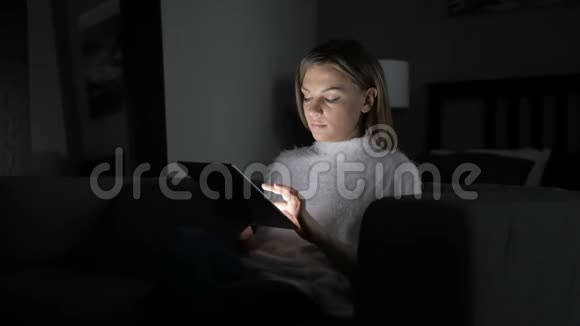 女性在夜间使用平板电脑时对成功的反应视频的预览图