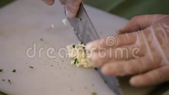 切割洋葱手和刀特写厨师细切洋葱片视频的预览图