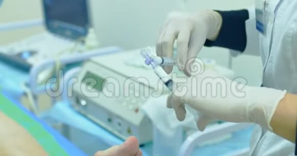 女医生手里拿着两个注射器视频的预览图
