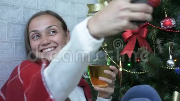 微笑女孩用智能手机拍照的滑稽画像视频的预览图