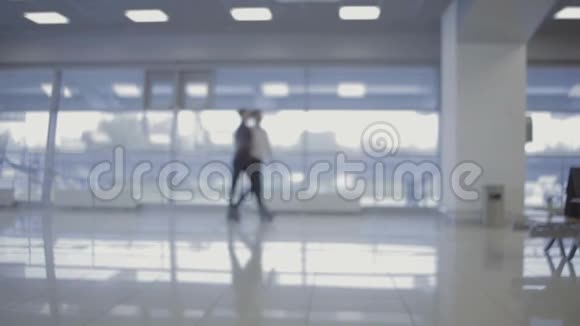 机场大厅的乘客视频的预览图