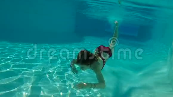 在水下缓慢游泳的妇女视频的预览图