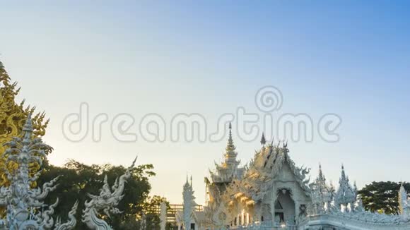 荣美丽的白庙著名的地标性旅游地深受泰国清莱的欢迎傍晚时分视频的预览图