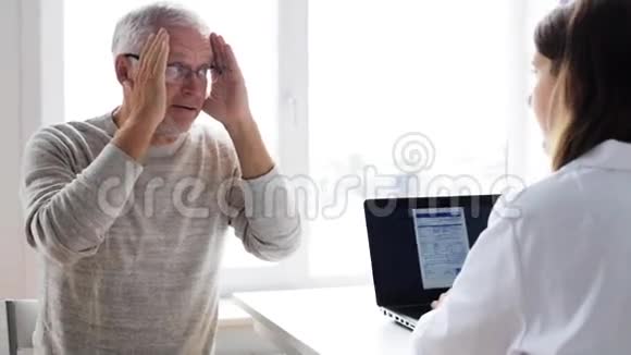 医院有平板电脑的老人和医生视频的预览图