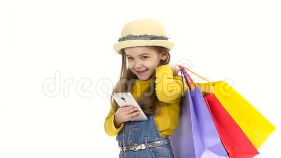 购物小女孩拿着手机包看着他微笑慢动作视频的预览图