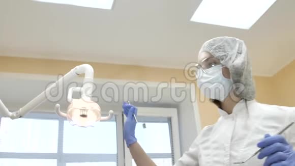 牙医在牙科诊所工作在客户访问期间病人的观点视频的预览图