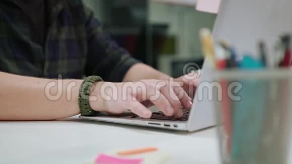 一个男人手在笔记本电脑上打字视频的预览图
