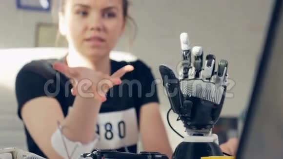 女性使用仿生技术控制电子假肢视频的预览图