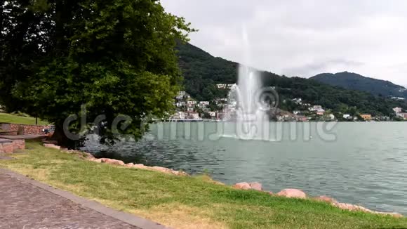 意大利拉韦纳庞特特雷萨卢加诺塞雷西奥湖喷泉时间流逝视频的预览图