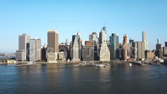 从空中俯瞰纽约市中心无人机在美国首都曼哈顿区附近飞行视频的预览图