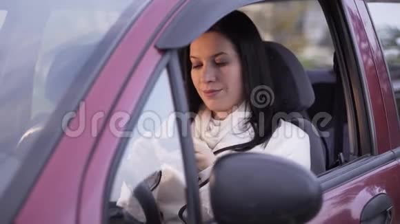 女人在车里化妆视频的预览图