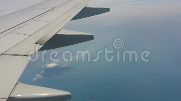 从飞机窗口看到白云和天空的可爱景象视频的预览图
