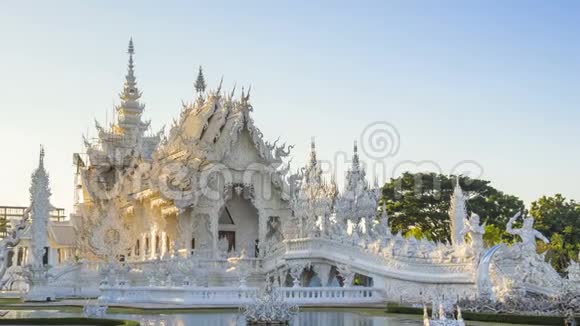 荣美丽的白庙著名的地标性旅游地深受泰国清莱的欢迎傍晚时分视频的预览图
