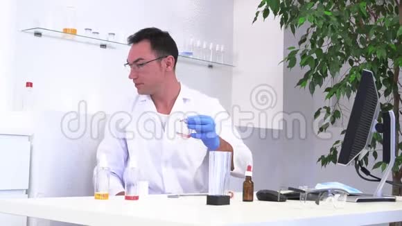 药剂师实验室研究各种药物视频的预览图