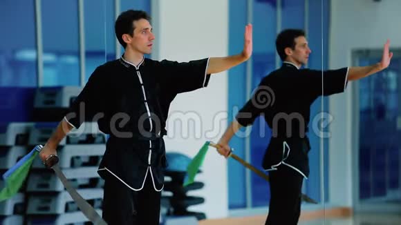 年轻人训练他在体育馆里移动剑的技巧视频的预览图