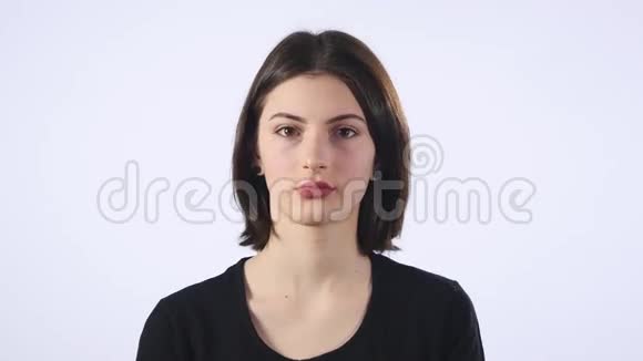 美丽的女孩紧张咬着嘴唇照片被隔离在白色背景上视频的预览图