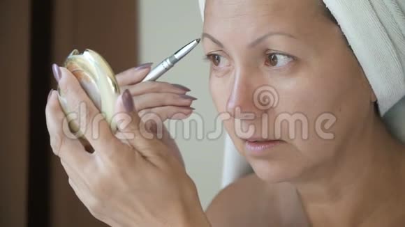 女人用护肤霜视频的预览图