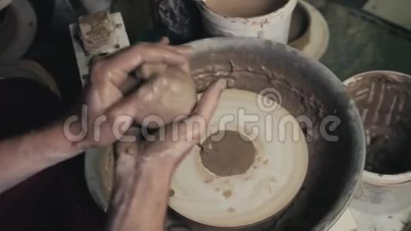 陶工在陶工的车轮上用陶制工具塑造陶制品顶部视图色调的电影工艺工厂视频的预览图