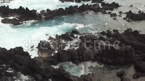 坚固的海岸线夏威夷鸟瞰视频的预览图