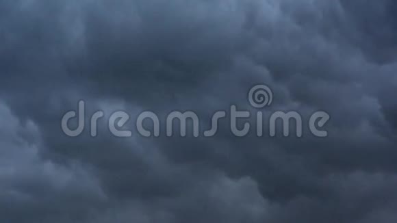 夜空中有暴风雨的乌云视频的预览图