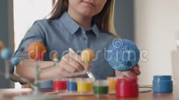 艺术家教育之家创意儿童地球艺术绘画视频的预览图