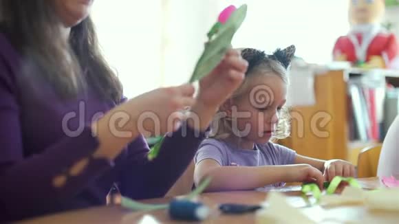 小女孩和妈妈一起做工艺品视频的预览图