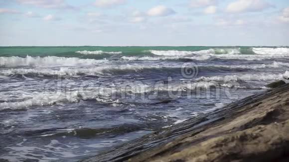 缓慢的波浪美丽地流向岩石视频的预览图