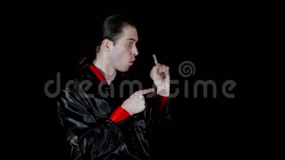 香烟在魔术师手中的消失和出现视频的预览图