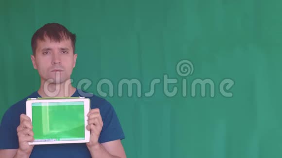 男手使用工作笔记本电脑电脑关闭点击键盘打字短信网络公共空间绿色屏幕视频的预览图