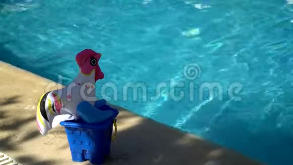 在婴儿桶里充气在游泳池的背景上视频的预览图