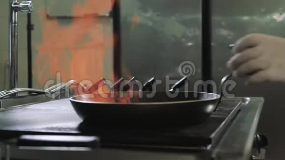 厨师在海鲜餐厅用大火焰在平底锅中烤视频的预览图
