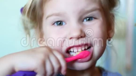 小女孩努力刷牙视频的预览图