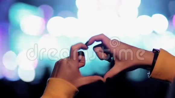 手的心脏形状音乐会视频的预览图