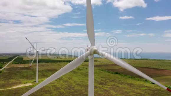 空中无人机射击风力发电机的电力清洁能源和可再生能源的能源生产视频的预览图