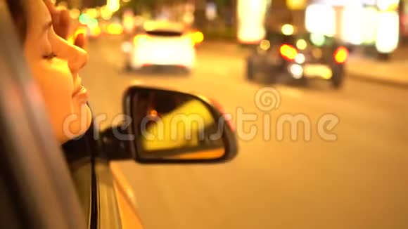 幸福的女人在乘客侧车窗外视频的预览图