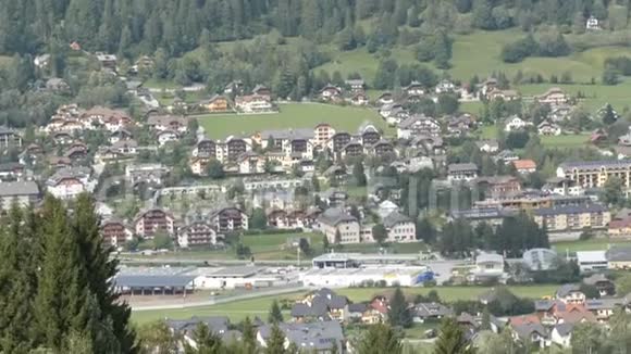 在奥地利阿尔卑斯山山谷的一个滑雪场里有大量的木屋视频的预览图