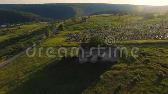 教堂和墓地的空中废墟视频的预览图