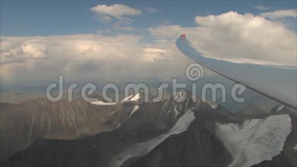 滑翔机在山之间飞行视频的预览图
