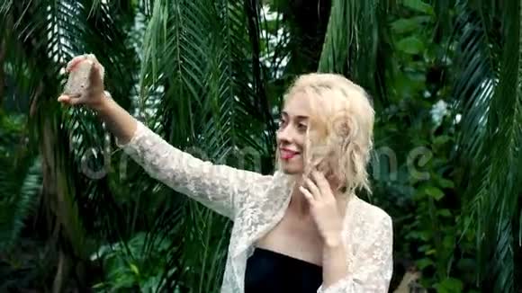 美丽的女人享受大自然在森林里自拍视频的预览图