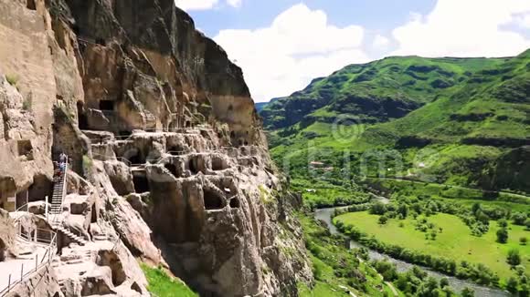从山的高度看高地山谷的时间推移瓦尔齐亚修道院建筑群格鲁吉亚视频的预览图