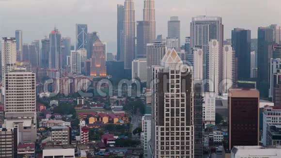 从白天到夜晚的吉隆坡城市天际线空中景观视频的预览图