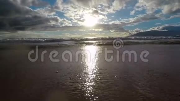 毛伊岛海浪冲刷上岸第一人称观点视频的预览图