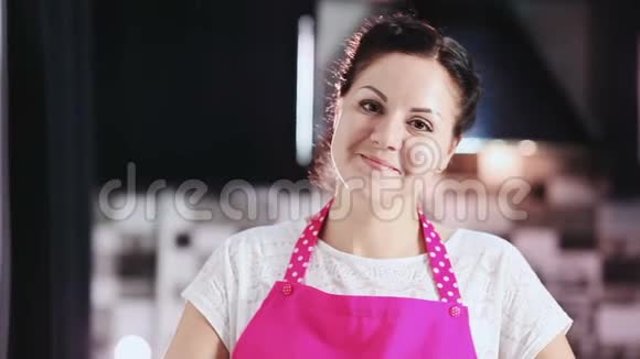 漂亮的女人在厨房里微笑视频的预览图