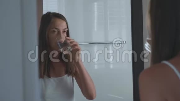 女孩子在浴室用牙刷刷牙视频的预览图