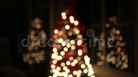 有蝴蝶结的美丽圣诞树视频的预览图