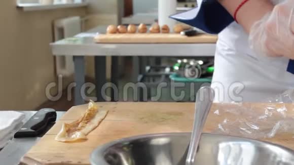 餐厅厨房的视频厨师准备了一份茄子沙拉视频的预览图