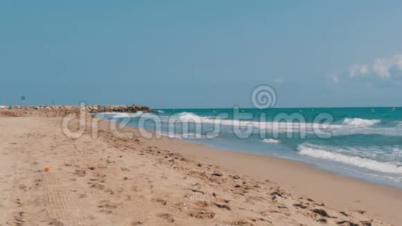 西班牙海滩上的沙滩上地中海的海浪袭来视频的预览图
