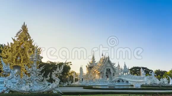 荣美丽的白庙著名的地标性旅游地晚上深受泰国清莱的欢迎视频的预览图